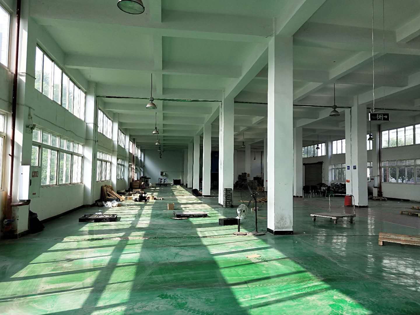 重庆市渝北区框架厂房做好地坪漆2650平整租（含办公室）